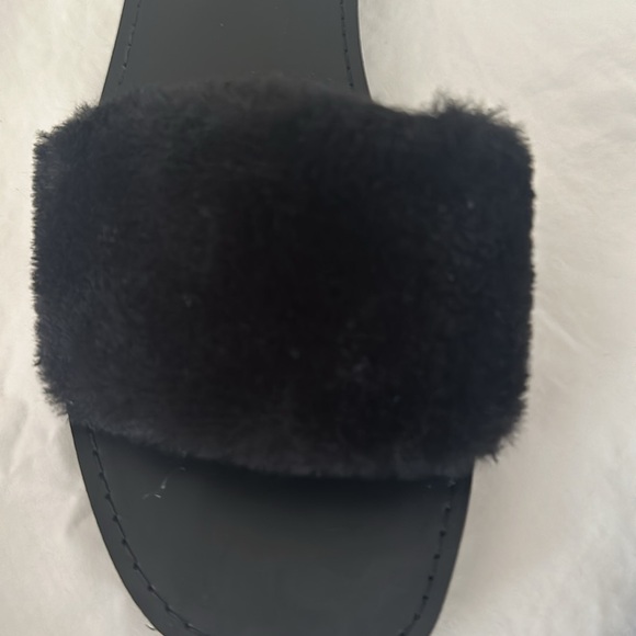 Women’s size 9, indoor outdoor slippers with fur. used in good condition - Picture 2 of 4